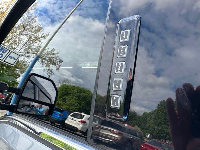 2024 Ford Super Duty F-350 SRW LARIAT 4WD Crew Cab 6.75' Box