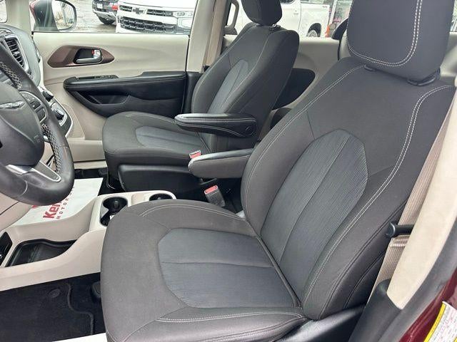 2022 Chrysler Voyager LX FWD